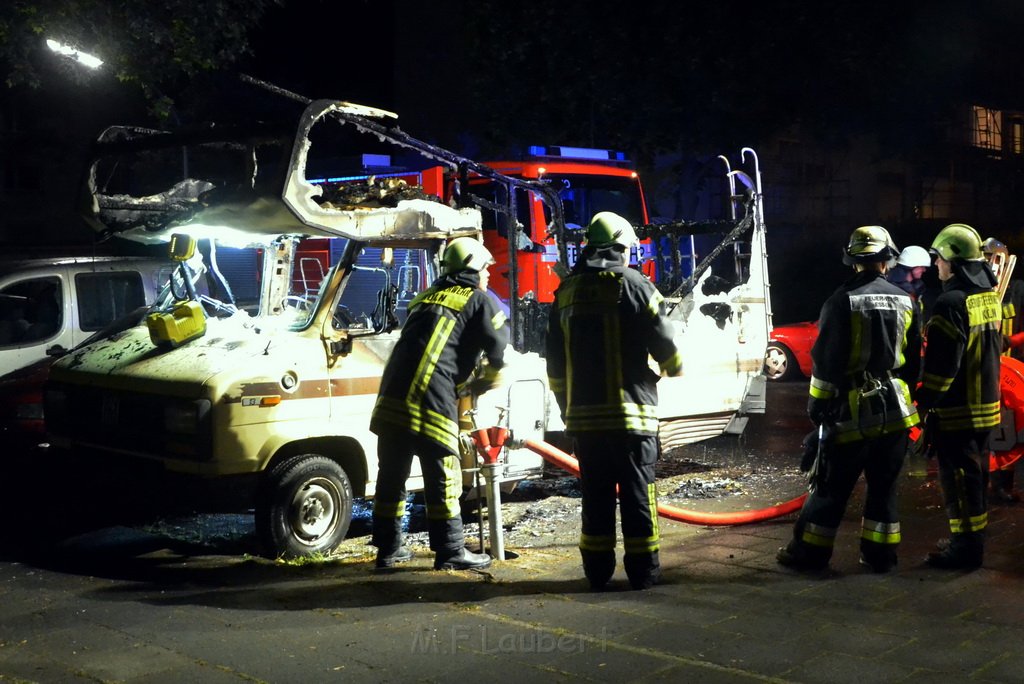 Auto 1 Wohnmobil ausgebrannt Koeln Gremberg Kannebaeckerstr P5416.JPG - Miklos Laubert